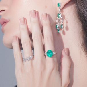 Anel em Ouro Branco 18K com Esmeralda E Diamantes 
