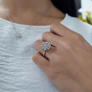 Anel com Diamantes em Ouro Branco 18K