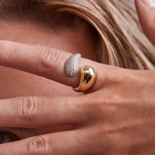 Anel Vírgula em Ouro Amarelo 18K com Diamantes