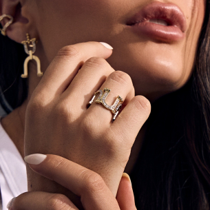 Anel Ferradura em Ouro Amarelo 18K com Diamantes