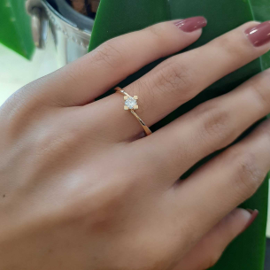 Anel Solitário em Ouro Amarelo 18K com Diamante 