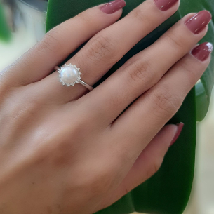Anel com Pérola e Diamantes em Ouro Branco 18K