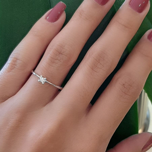 Anel Solitário em Ouro Branco 18K com Diamante 