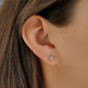 Brinco em Ouro Branco 18K com Diamante 