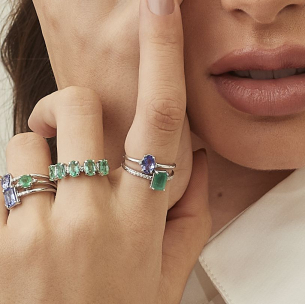 Anel em Ouro Branco 18K com Esmeraldas E Diamantes 