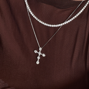 Gargantilha Cruz em Ouro Branco 18k com Diamantes