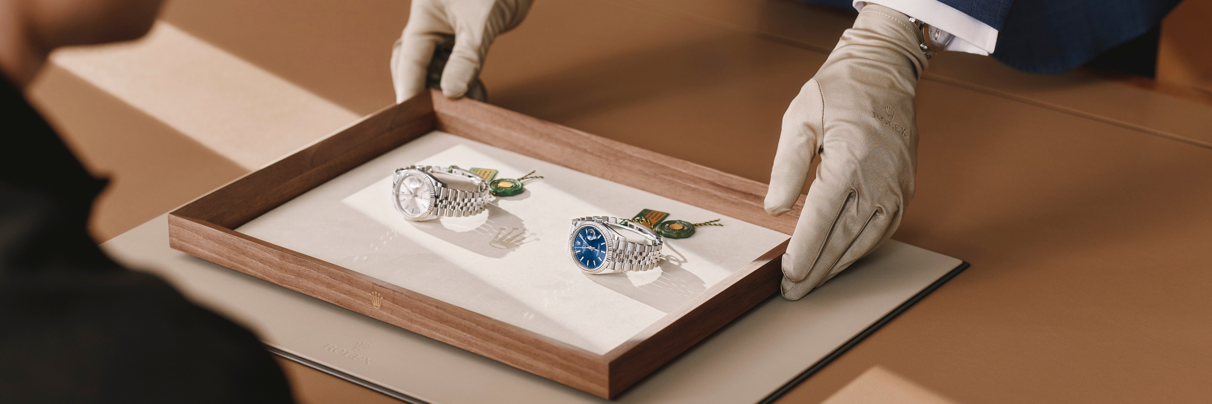 Consultor da boutique Rolex pronto para atendimento e contato com clientes