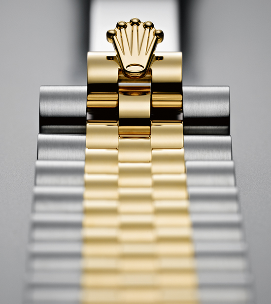 Fecho coroa dourada com detalhes em prata da pulseira
