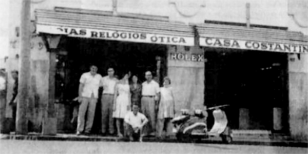 Foto antiga em preto e branco da fachada da loja Monte Cristo com funcionários a frente