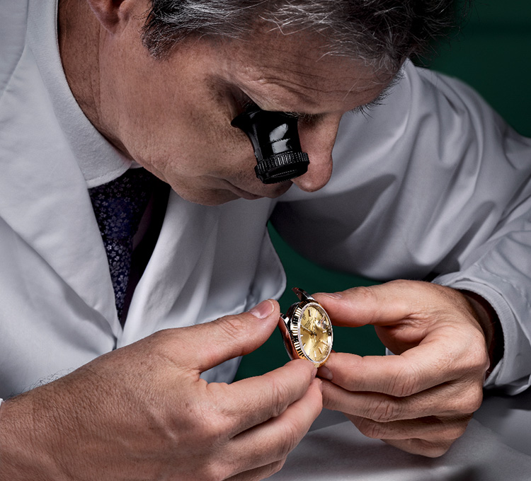 Homem inspecionando relógio Rolex de perto